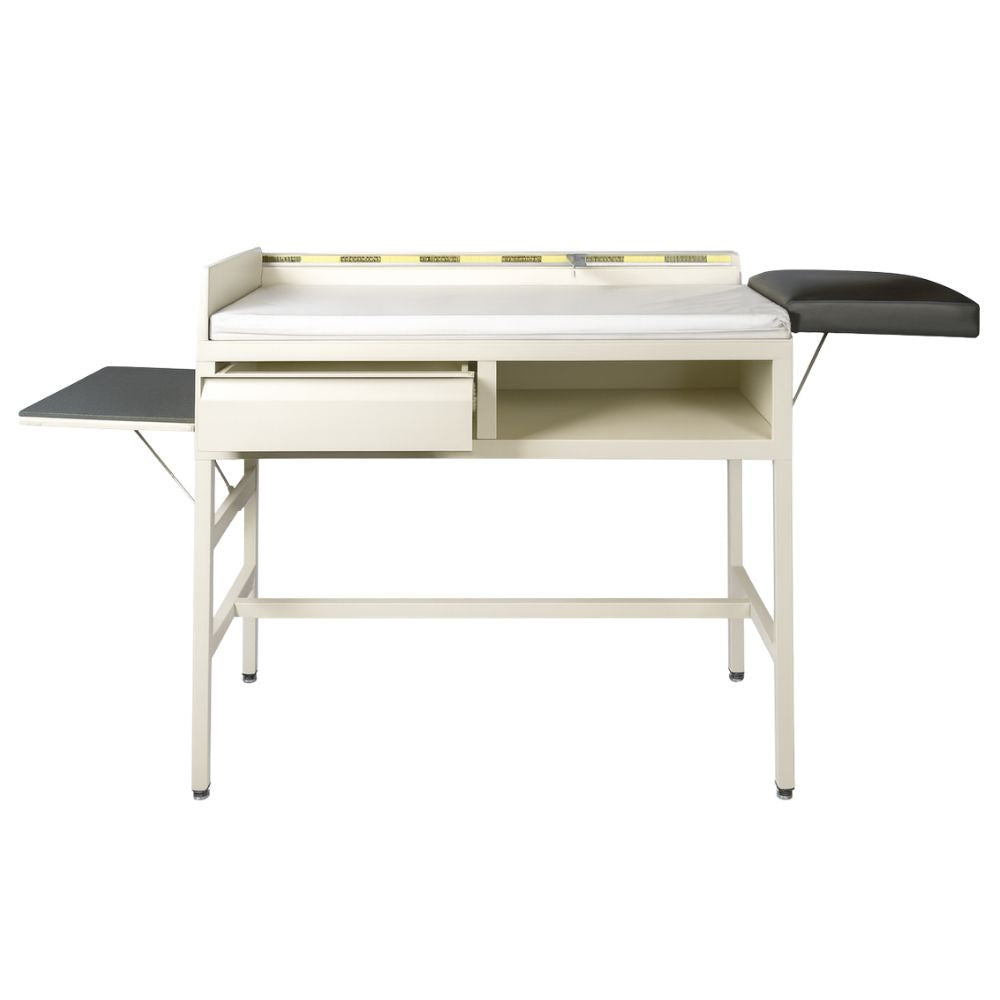 Mesa de Consultorio para Exploración Pediátrica - NEXUS FLEX VOM1101 - con Colchón Blanco y Extensión - Estructura en Lámina Beige Consultorios pediátricos Clínicas de crecimiento y desarrollo infantil Hospitales (área de pediatría y consulta externa) Centros de salud materno-infantil Clínicas privadas con atención pediátrica Consultorios de medicina familiar con atención a niños Unidades de medicina preventiva infantil Centros comunitarios de salud infantil Dispensarios médicos rurales y urbanos Clínicas