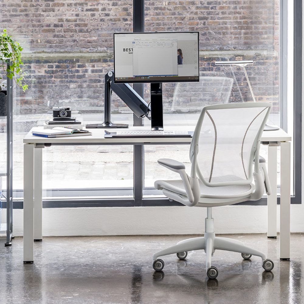 Silla de Oficina Operativa Ergonómica - HUMANSCALE WORLD - Color de Malla y Tejido White 01 - Asiento Tapizado Silla Operativa Silla Ergonómica Silla De Oficina Silla Ajustable Silla Con Respaldo Bajo Silla Funcional Silla De Alta Calidad Oficina Espacio Laboral Área De Trabajo Sala De Reuniones Sala De Conferencias Centro De Trabajo Espacio Corporativo Estación De Trabajo Cubículo De Oficina Espacio De Coworking Área Administrativa Departamento De Recursos Humanos Centro De Llamadas Ambientada
