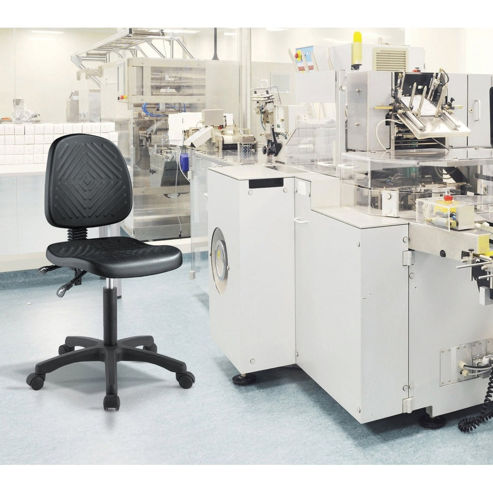Silla industrial Offiho Heavy Duty Line OHI-46 con asiento y respaldo en poliuretano negro y base de 5 puntas