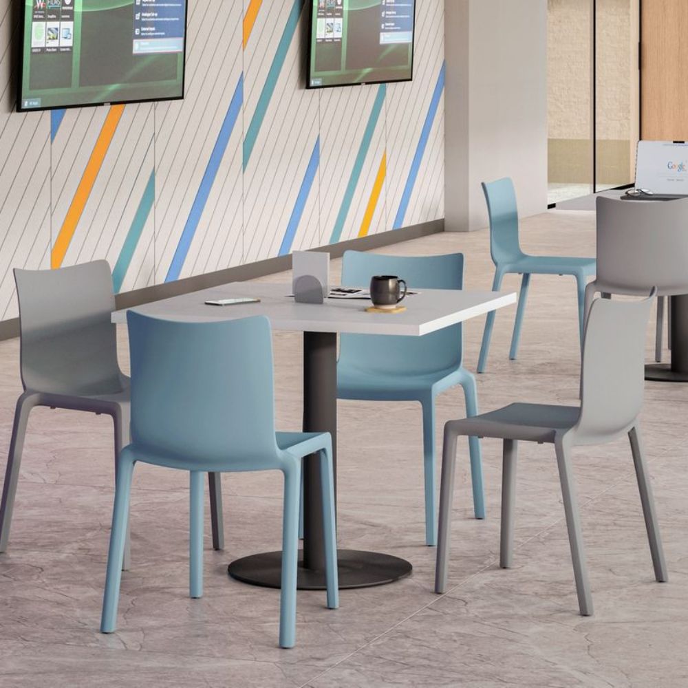 SILLA BRATTI RISE | Silla Ocasional para Terraza | Sola Pieza | Polipropileno | Resistente Rayos UV | Apilable | Exterior | Contextos Movimiento Continuo Espacios Colectivos Reunión Gimnasios Rayos UV Ambientada