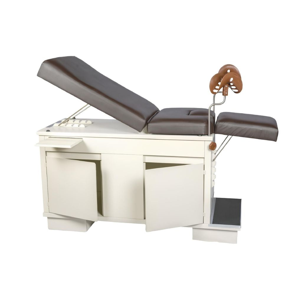 Mesa de Consultorio para Exploración - NEXUS FLEX FUTURO VOM1002 - Cojín Tapizado Café - Estructura en Acero Beige Consultorios médicos generales Consultorios de especialidades (ginecología, pediatría, medicina interna, etc.) Clínicas privadas Hospitales (áreas de consulta externa) Unidades de atención familiar Centros de salud comunitarios Consultorios de fisioterapia y rehabilitación Clínicas de medicina laboral Consultorios de chequeos ejecutivos Áreas de servicios médicos en universidades o empresas Con