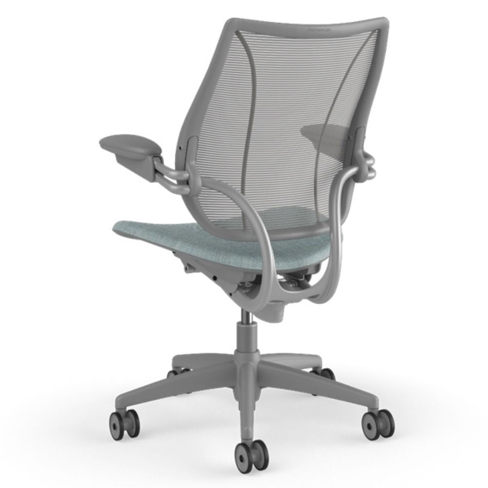 Silla de Oficina Ejecutiva Ergonómica - HUMANSCALE LIBERTY - Color de Malla Platino y Tegido 0823 82 - Asiento Tapizado Silla Ejecutiva Silla Ergonómica Silla De Dirección Silla De Oficina Silla Ajustable Silla Con Respaldo Alto Silla Con Reposabrazos Silla Con Ruedas Silla De Diseño Moderno Silla De Alta Calidad Oficina Ejecutiva Sala De Reuniones Espacio Corporativo Área De Trabajo Profesional Sala De Conferencias Espacio Laboral