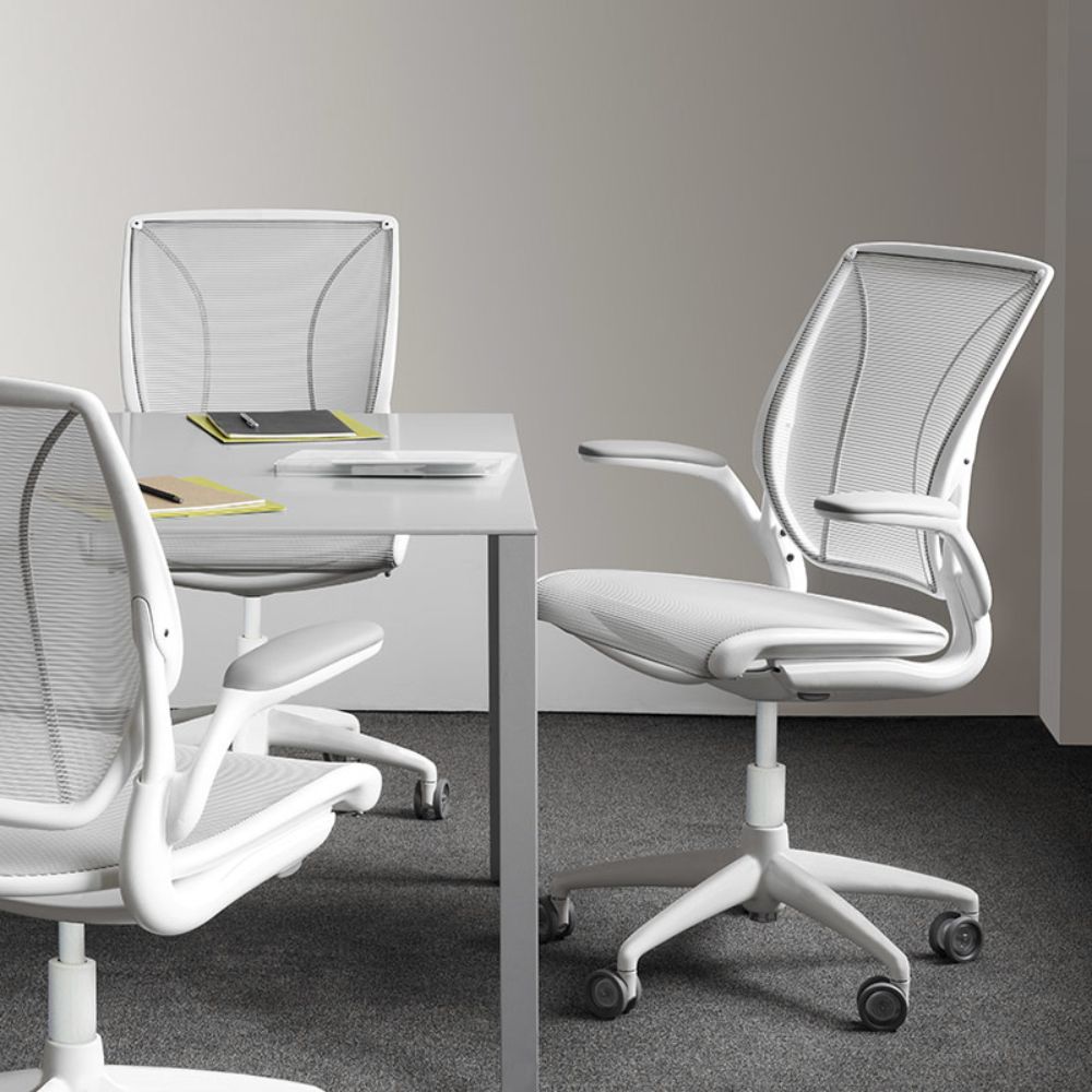 Silla de Oficina Operativa Ergonómica - HUMANSCALE WORLD - Color de Malla y Tejido White 01 - Asiento Tapizado Silla Operativa Silla Ergonómica Silla De Oficina Silla Ajustable Silla Con Respaldo Bajo Silla Funcional Silla De Alta Calidad Oficina Espacio Laboral Área De Trabajo Sala De Reuniones Sala De Conferencias Centro De Trabajo Espacio Corporativo Estación De Trabajo Cubículo De Oficina Espacio De Coworking Área Administrativa Departamento De Recursos Humanos Centro De Llamadas Ambientada