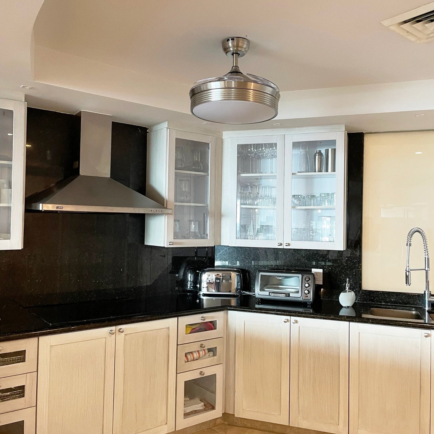 Ventilador Decorativo de Techo para Sala de Juntas - MASTERFAN ROMA - Satinado - 4 Aspas Desplegables Áreas Medianas Ventiladores de Techo Ventiladores de Pie Ventiladores de Pared Ventiladores Decorativos Diseño de Interiores Estilo Funcionalidad Espacio Acogedor Oficina Sala Terraza Asesoramiento Diseño de Interiores Tienda Online Compra Online Atención al Cliente Soporte Servicio Postventa Restaurante Bar Ventilador Comercial Hotel Hostelería