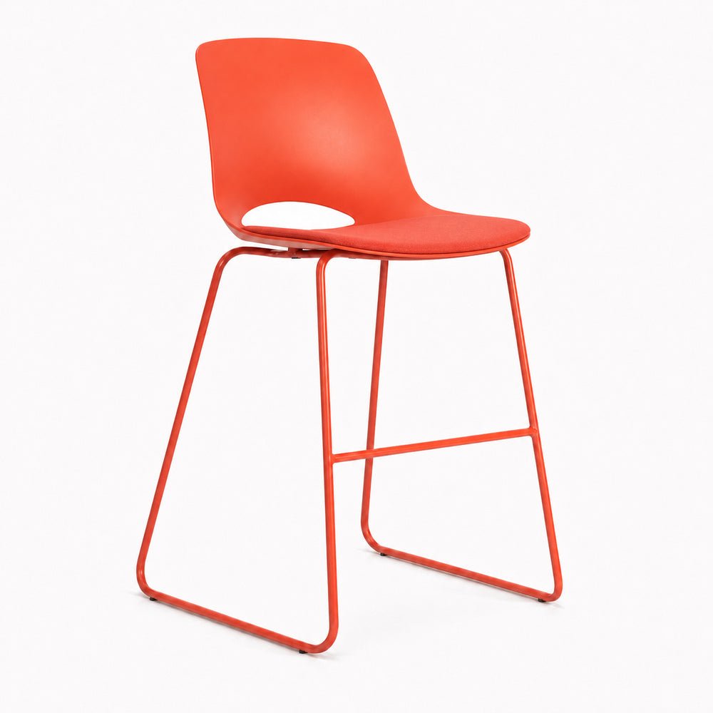Banco Comercial Alto con Pad en Asiento Espuma Moldeada - VERSA ALTUS PITCH - Estructura Aluminio - AL-616T - VERSA - NOGAL BEAT - Banco Comercial