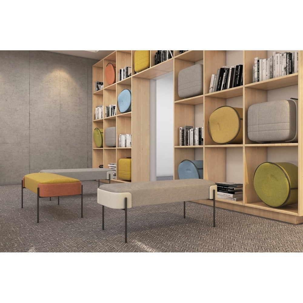 Taburete OFFIHO GUBI OHM-131 con estructura de acero tubular negro mate y asiento de pino tapizado en poliéster jaspeado