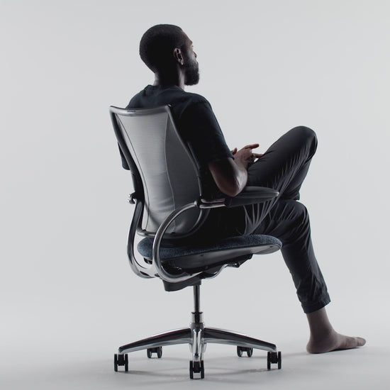 Silla de Oficina Ejecutiva Ergonómica - HUMANSCALE LIBERTY - Color de Malla Platino y Tegido 0823 82 - Asiento Tapizado Silla Ejecutiva Silla Ergonómica Silla De Dirección Silla De Oficina Silla Ajustable Silla Con Respaldo Alto Silla Con Reposabrazos Silla Con Ruedas Silla De Diseño Moderno Silla De Alta Calidad Oficina Ejecutiva Sala De Reuniones Espacio Corporativo Área De Trabajo Profesional Sala De Conferencias Espacio Laboral