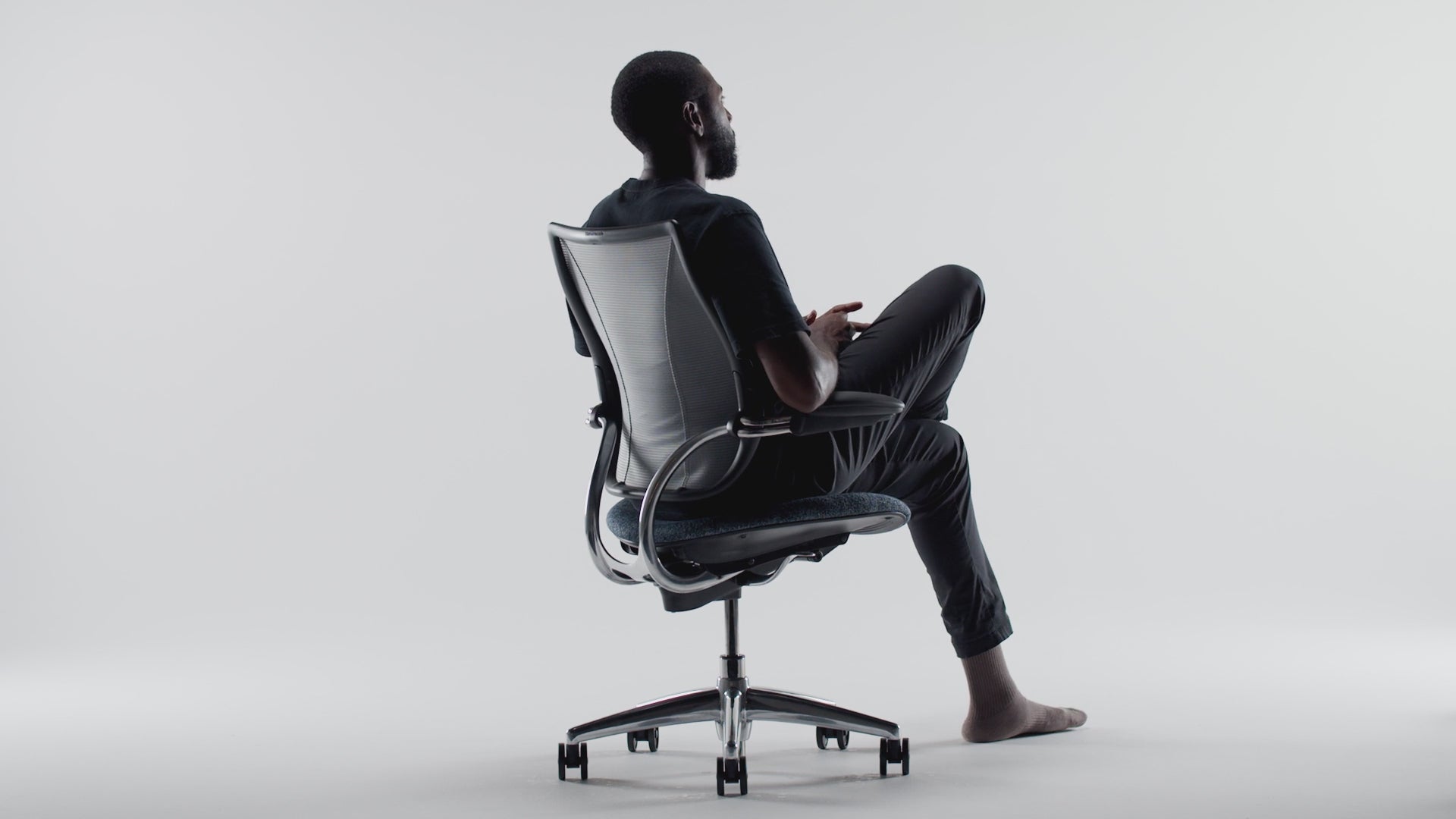 Silla de Oficina Ejecutiva Ergonómica - HUMANSCALE LIBERTY - Color de Malla Platino y Tegido 0823 82 - Asiento Tapizado Silla Ejecutiva Silla Ergonómica Silla De Dirección Silla De Oficina Silla Ajustable Silla Con Respaldo Alto Silla Con Reposabrazos Silla Con Ruedas Silla De Diseño Moderno Silla De Alta Calidad Oficina Ejecutiva Sala De Reuniones Espacio Corporativo Área De Trabajo Profesional Sala De Conferencias Espacio Laboral