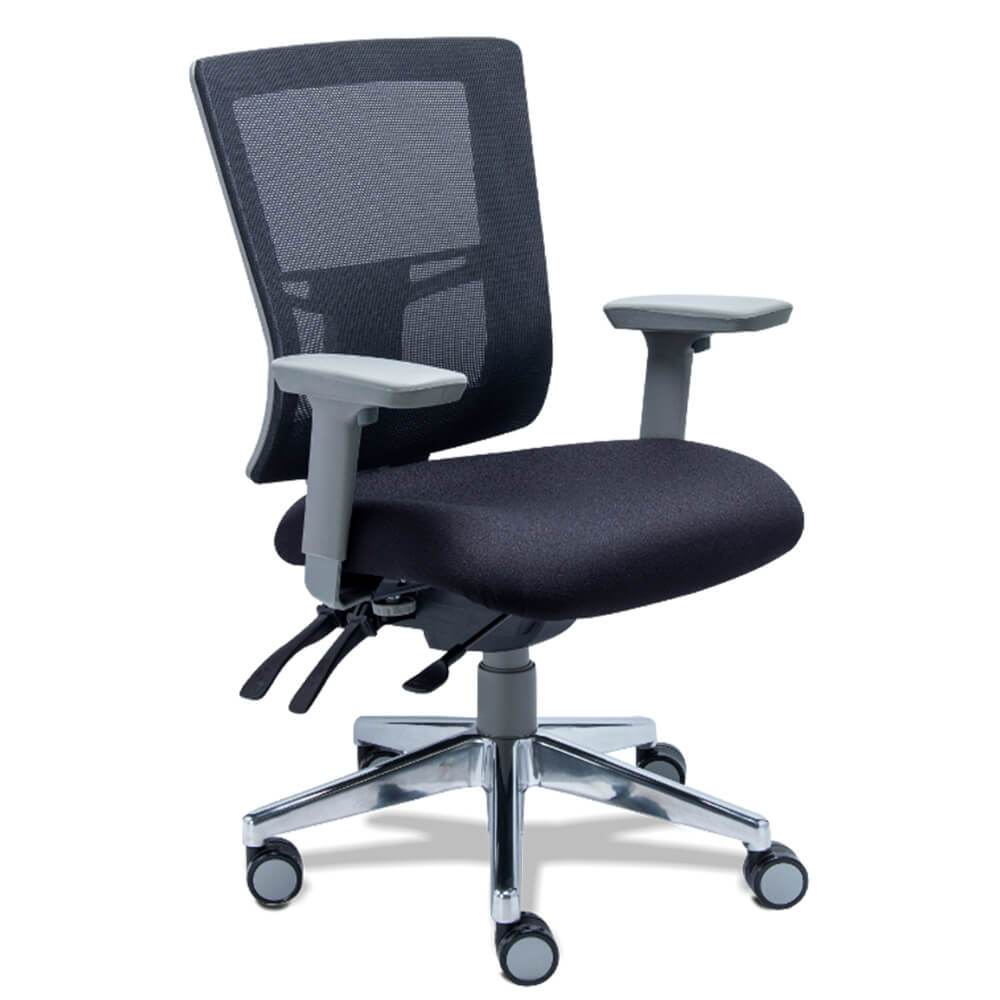 Silla ejecutiva Requiez Quadra RE-1361 con respaldo en mesh y brazos ajustables en aluminio pulido.