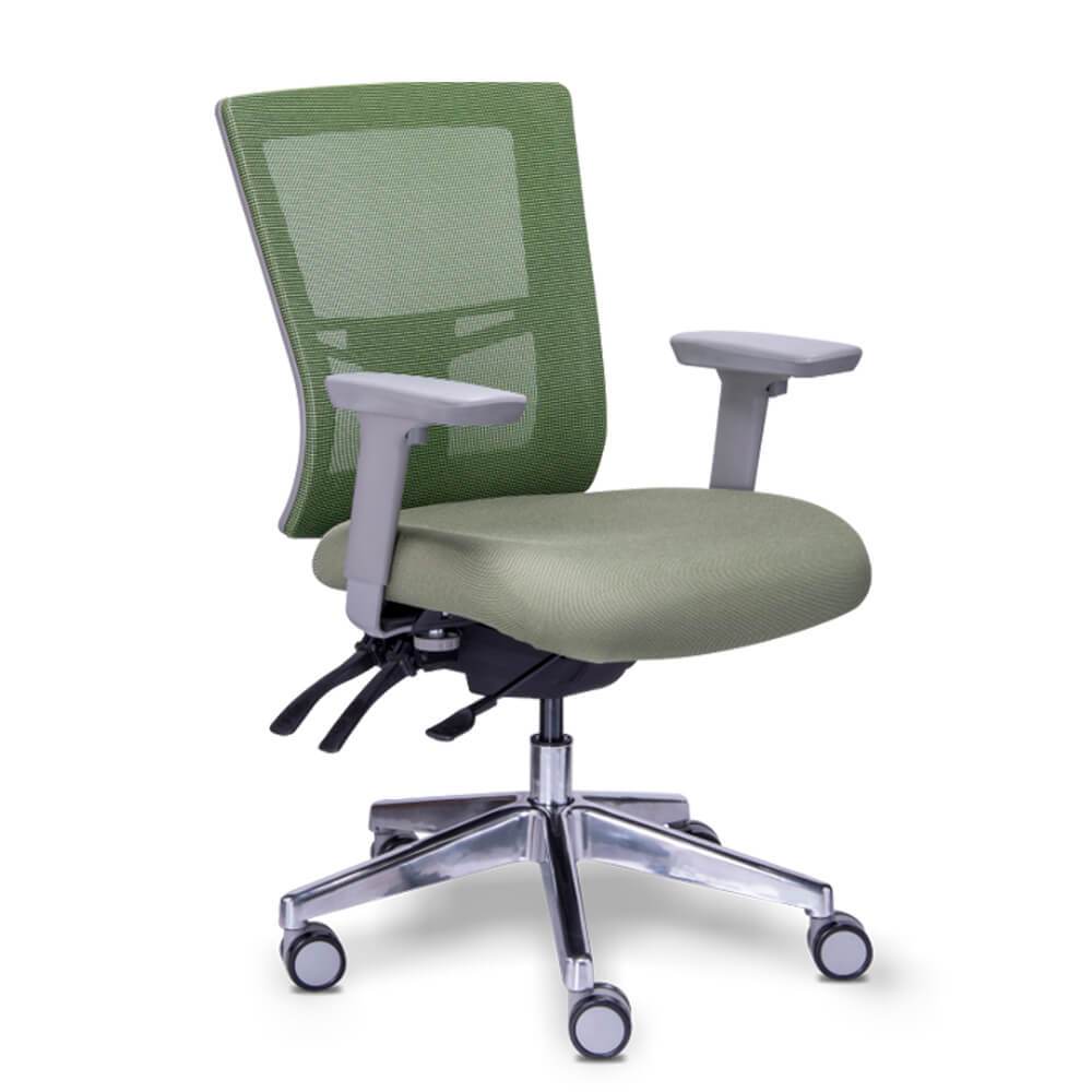 Silla ejecutiva Requiez Quadra RE-1361 con respaldo en mesh y brazos ajustables en aluminio pulido.