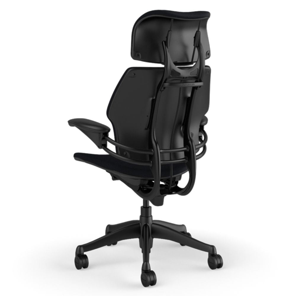 Silla directiva Humanscale Freedom con respaldo y asiento tapizados y brazos sincronizados
