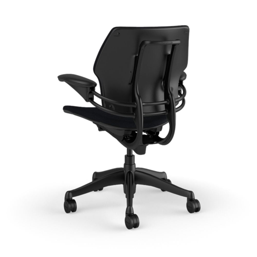 Silla secretarial ergonómica Humanscale Freedom con asiento y respaldo tapizados y reclinación autoadaptable